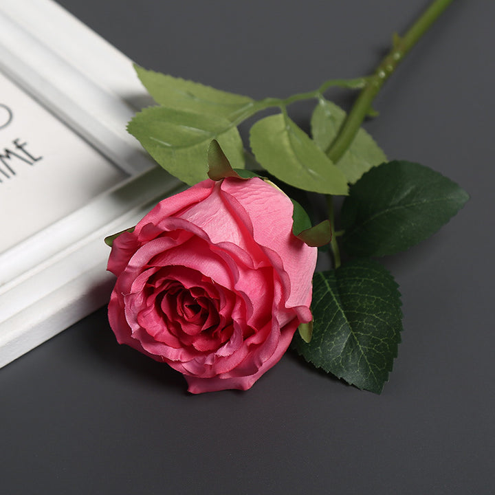 Realistische Seidenrose mit Grünanlagen