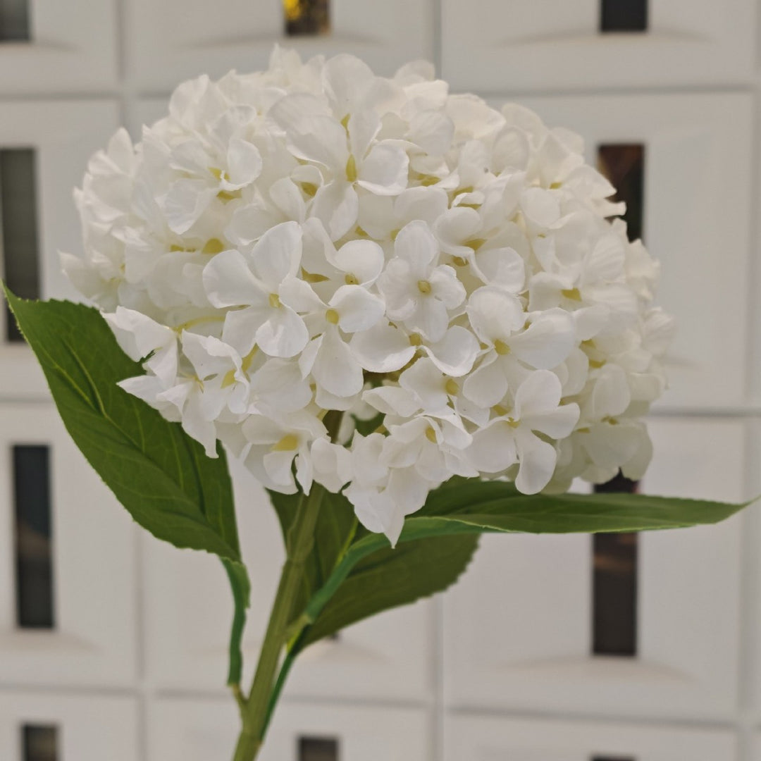 Lebensnahe Hortensienblumenstrauß