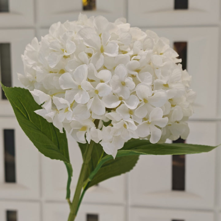 Lebensnahe Hortensienblumenstrauß
