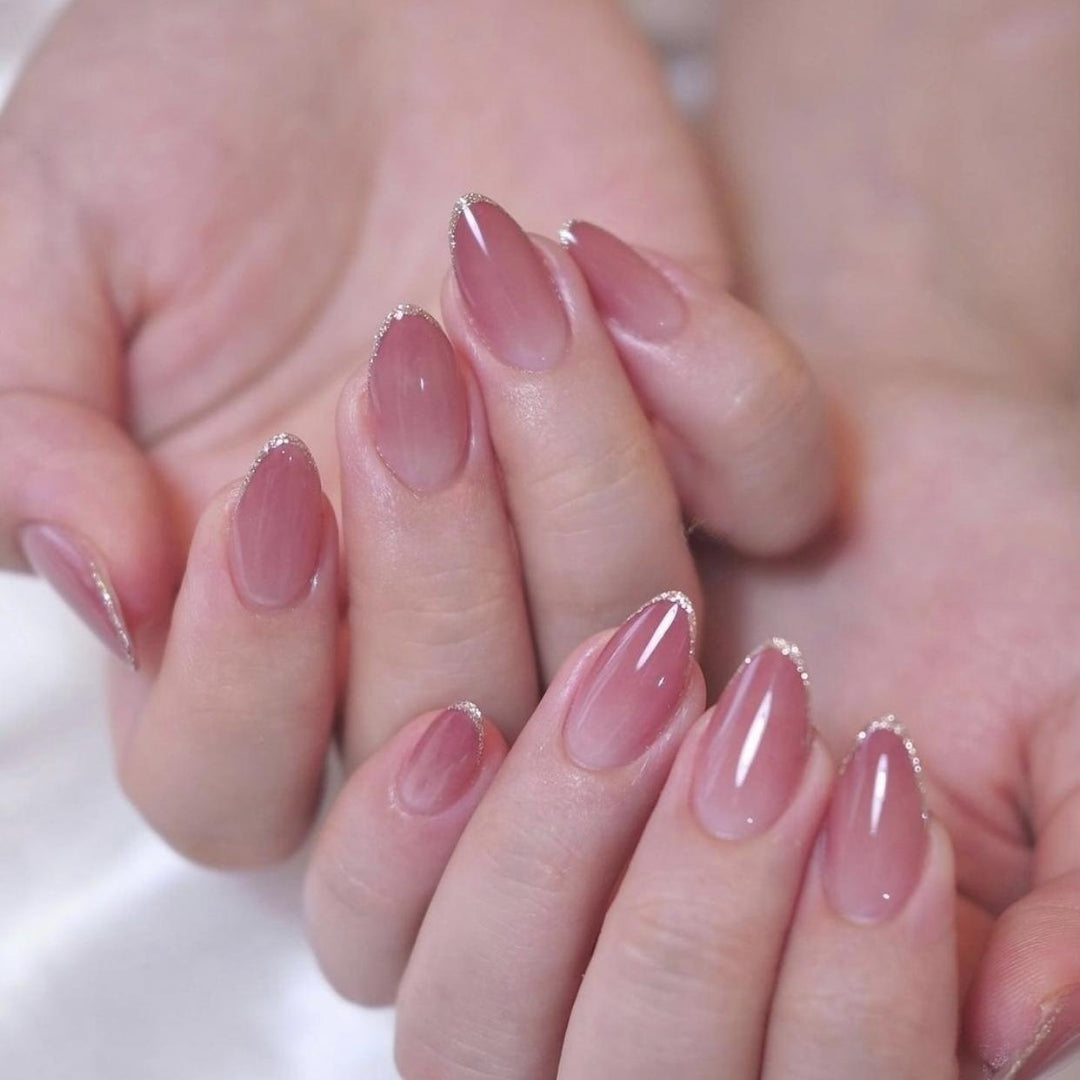 Elegante Stiletto-Nagelerweiterungen mit glitzernden French Tips Karnz
