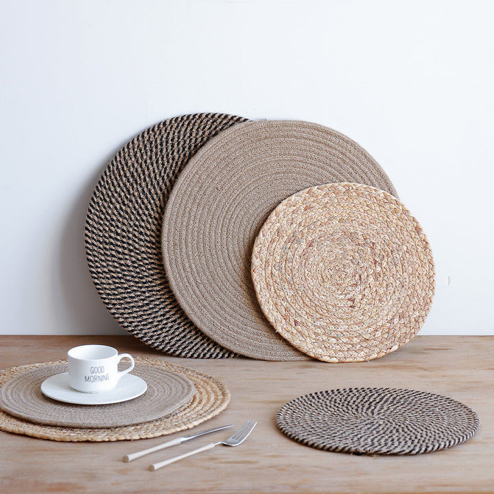 Rundteppich aus geflochtener Jute mit spiralförmiger Struktur und flacher Webung Karnz