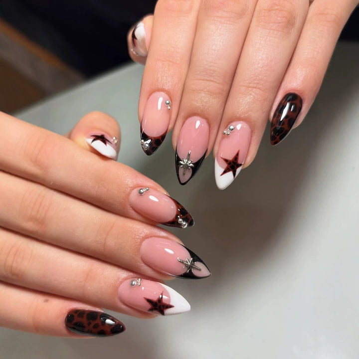 Künstlerischer mit Sternen verzierten Press-On Nagelset Karnz