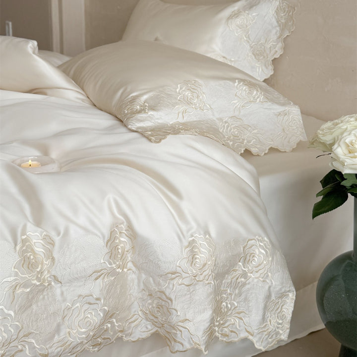 Luxuriöses besticktes Satin-Bettbezug-Set mit gewelltem Rosen-Spitzenbesatz