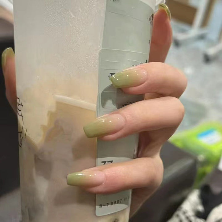 Elegante und hochglänzende Gel-Nägel Karnz