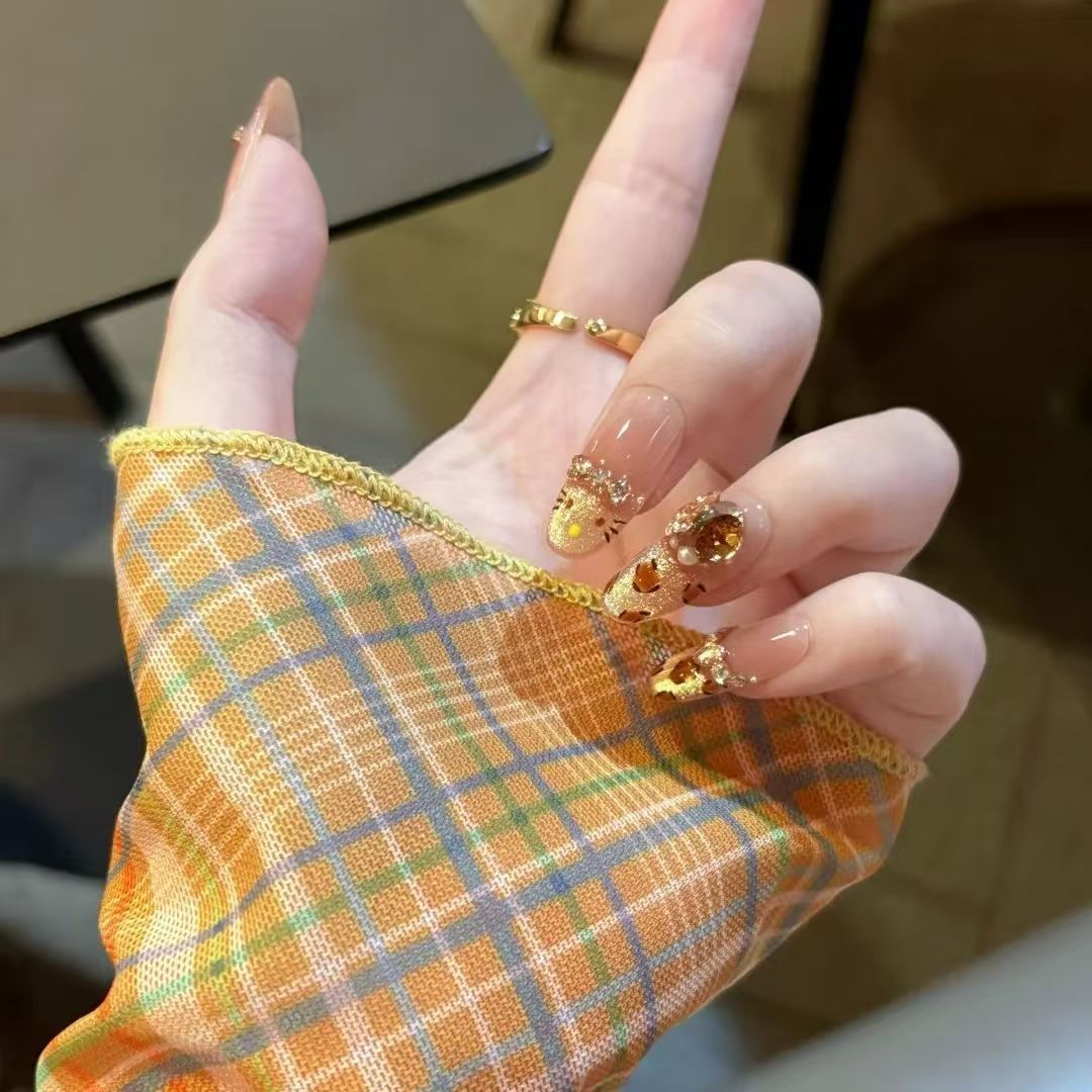 Glamouröse Nagelkunstverlängerungen mit Kristallakzenten