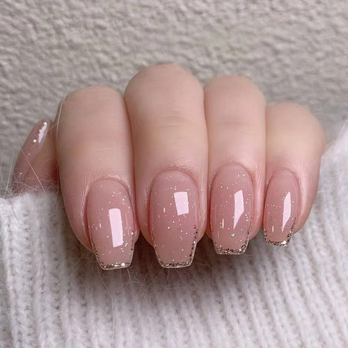 Kunstvolle Nagelverlängerungen mit elegantem Glitzer-Finish Karnz