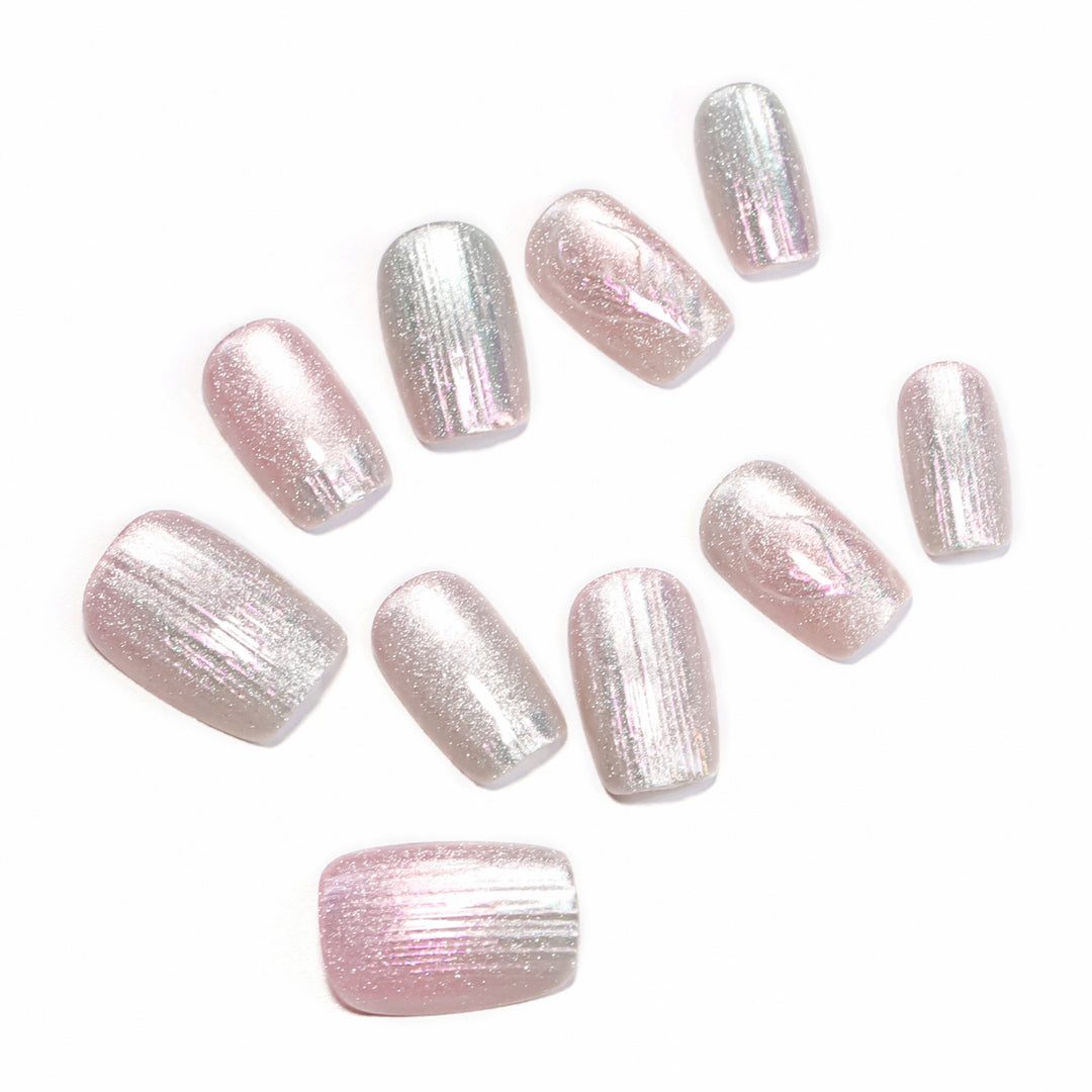Künstliche Nagelkunst im schimmernden Design Karnz