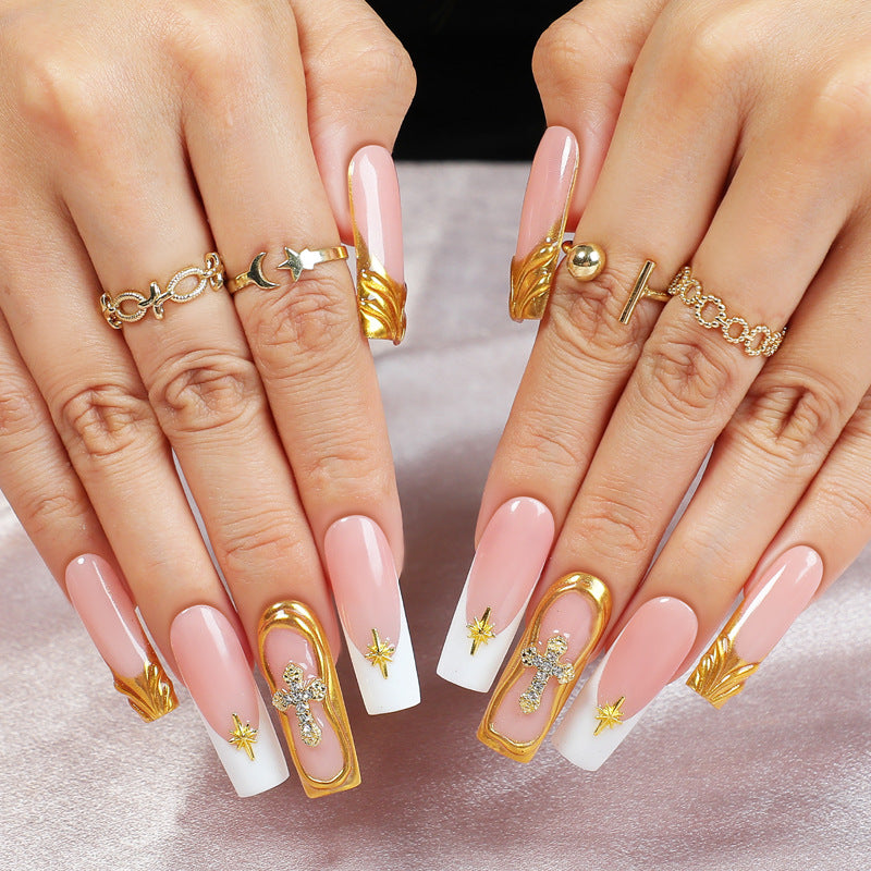 Kreatives Kunstnagelset mit glitzernden Goldverzierungen Karnz
