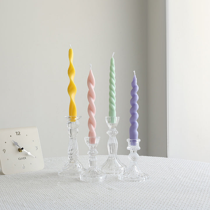 Gedrehte konisch dekorative Kerzen Set mit skulptierten Glas Haltern