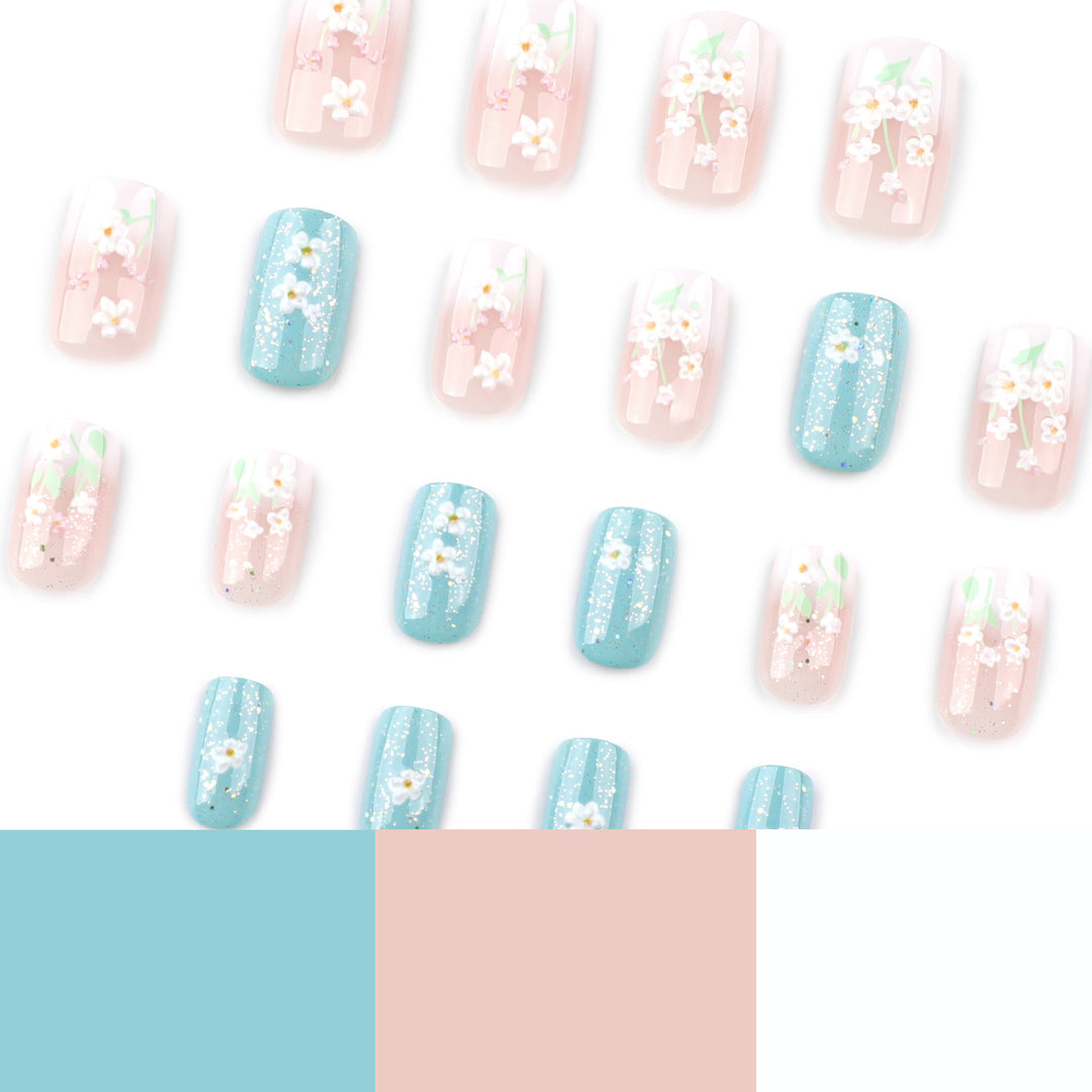 Kunstvolle Nageldesigns mit floralen Akzenten Karnz