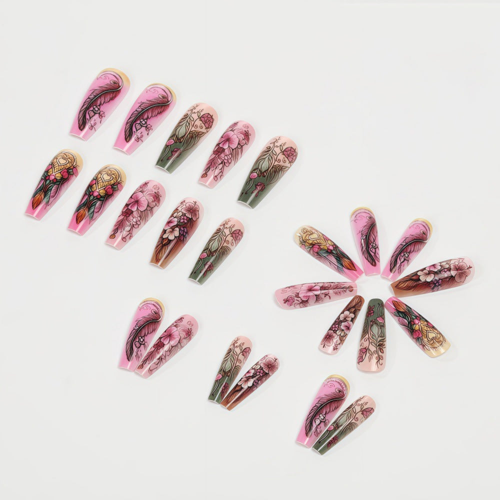 Kunstnägel im floralen und eleganten Design Karnz