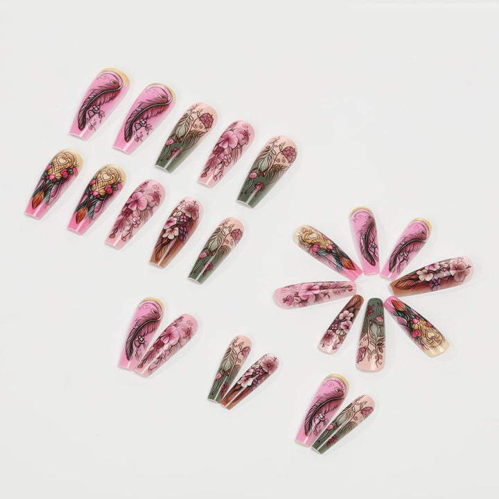 Kunstnägel im floralen und eleganten Design Karnz