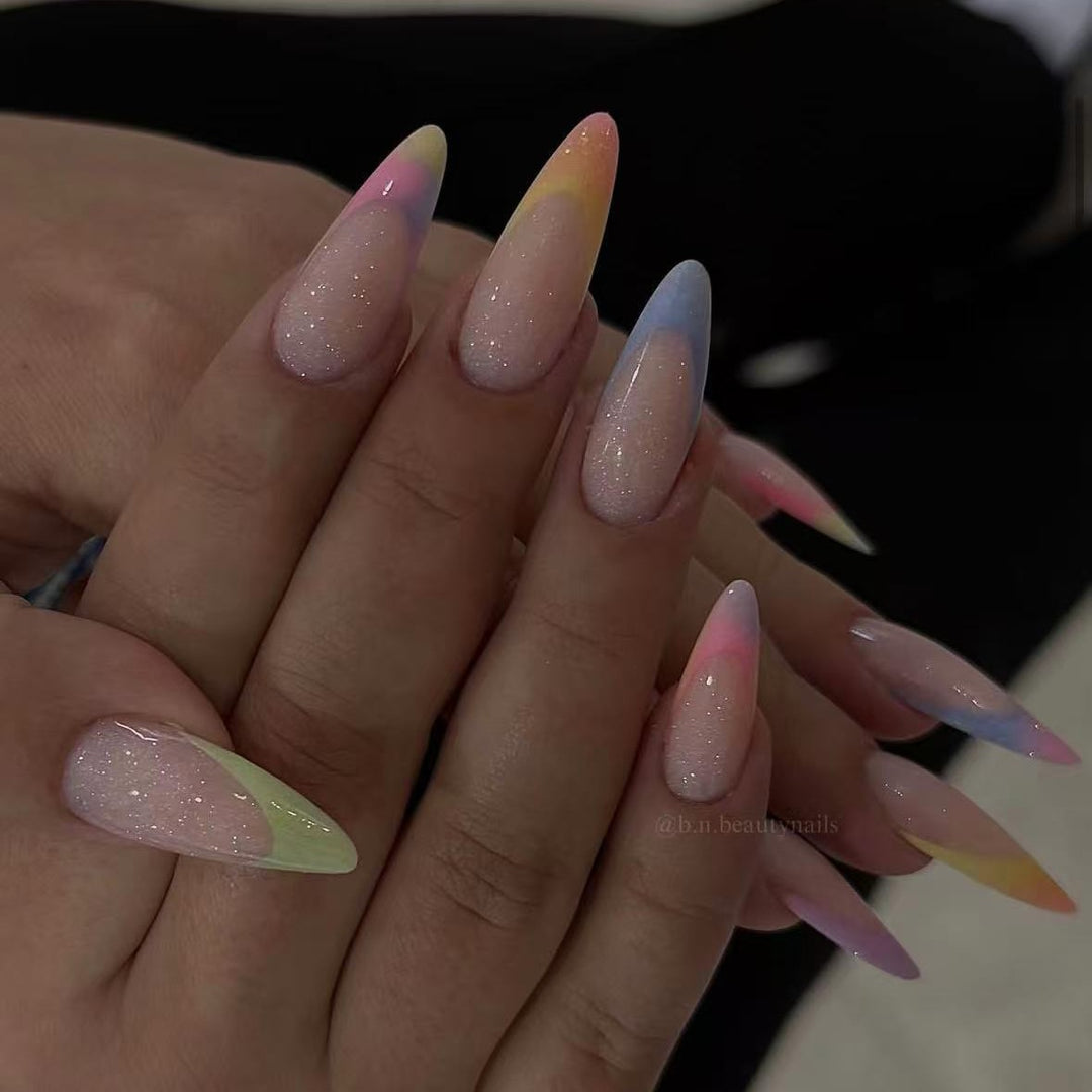 Kunstnagelset mit trendigem Farbverlauf und Glitzerakzenten Karnz