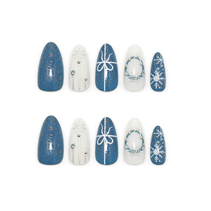 Kunstnägel Im Eleganten Winterdesign mit Glitzerakzenten Karnz