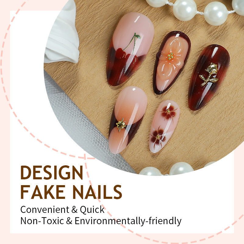 Kunstnagelset mit floralen und glamourösen Verzierungen Karnz