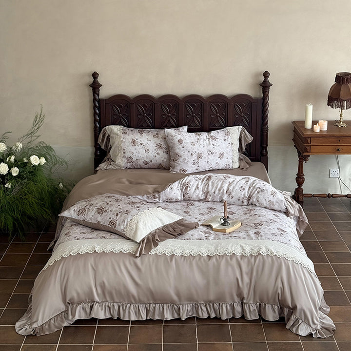 Elegante Bettgarnitur im Vintage‑Romantikstil mit Spitzenapplikation, Volant und Satinbesatz