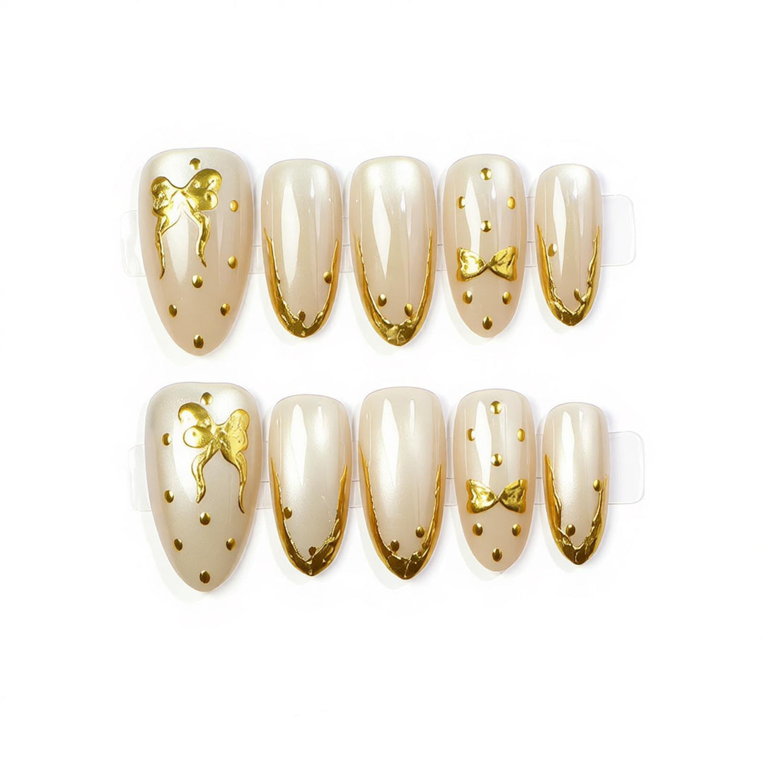 Elegante Press-On-Nagelkunst mit goldenen Schleifenzubehör Karnz