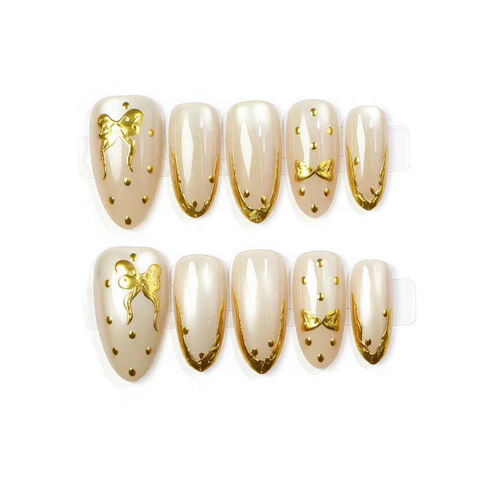 Elegante Press-On-Nagelkunst mit goldenen Schleifenzubehör Karnz