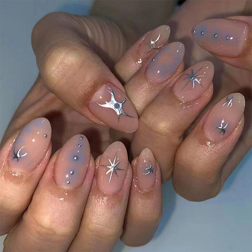 Elegante Nagelkunst mit glamourösen Metallverzierungen Karnz