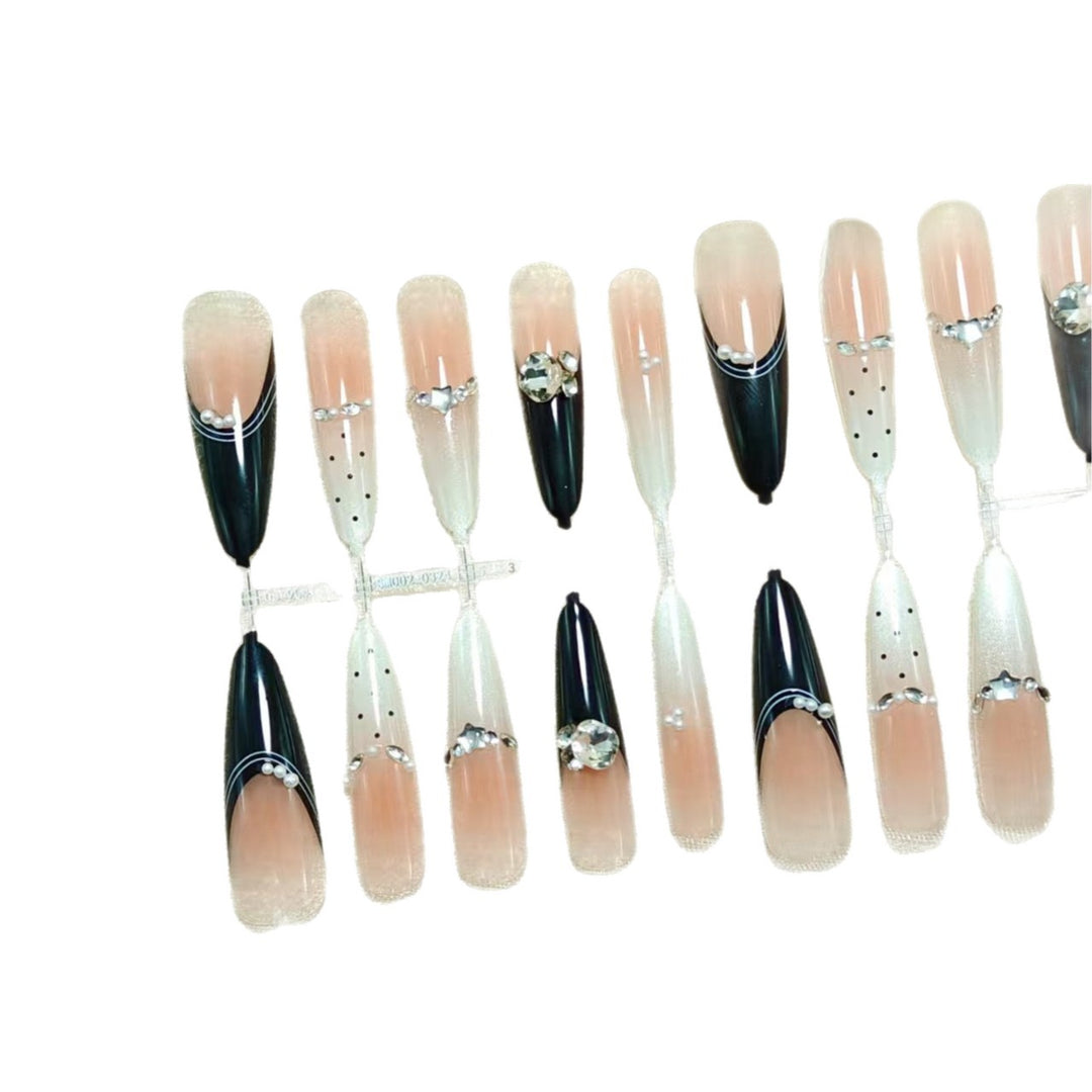 Elegante Kunstnägel mit Glitzer-Akzenten und Modischem Design Karnz