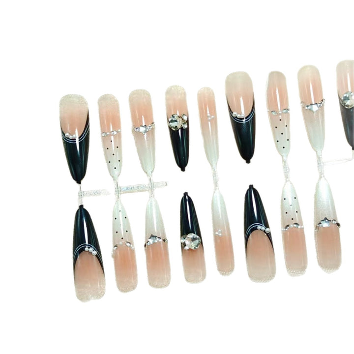Elegante Kunstnägel mit Glitzer-Akzenten und Modischem Design Karnz