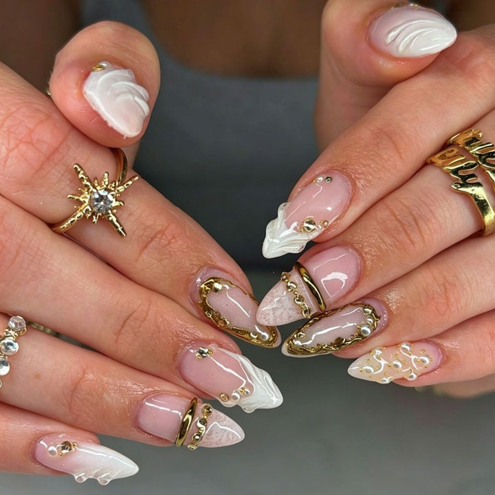 Elegantes Kunstnagelset mit filigranen 3D-Details Karnz