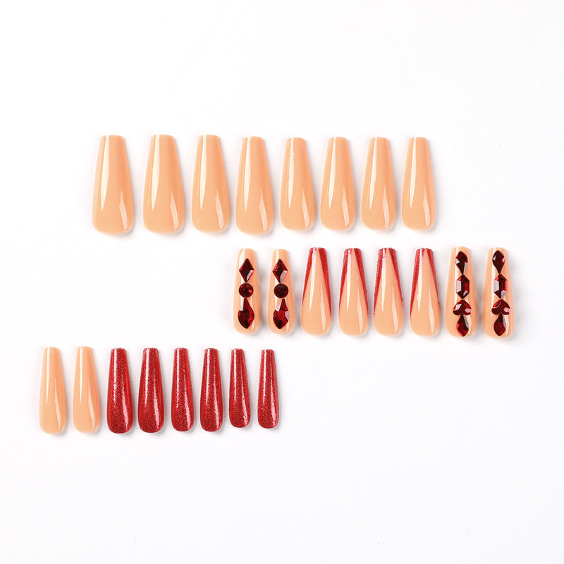 Kunstvoll designte Nagelverlängerungen mit funkelnden Akzenten Karnz