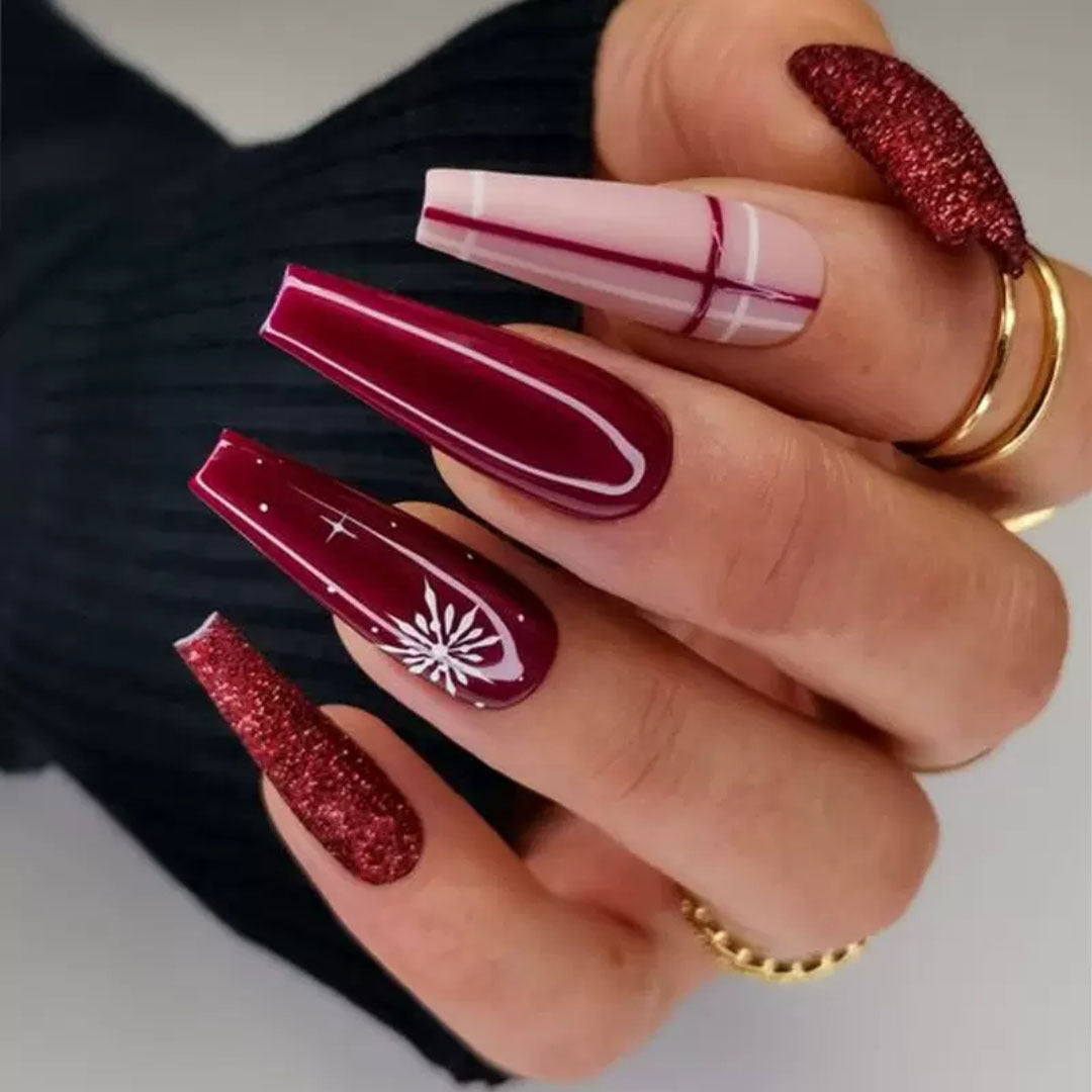 Dekorativer Press-On-Nagelset mit schimmerndem Glitter und elegantem Kunst Karnz