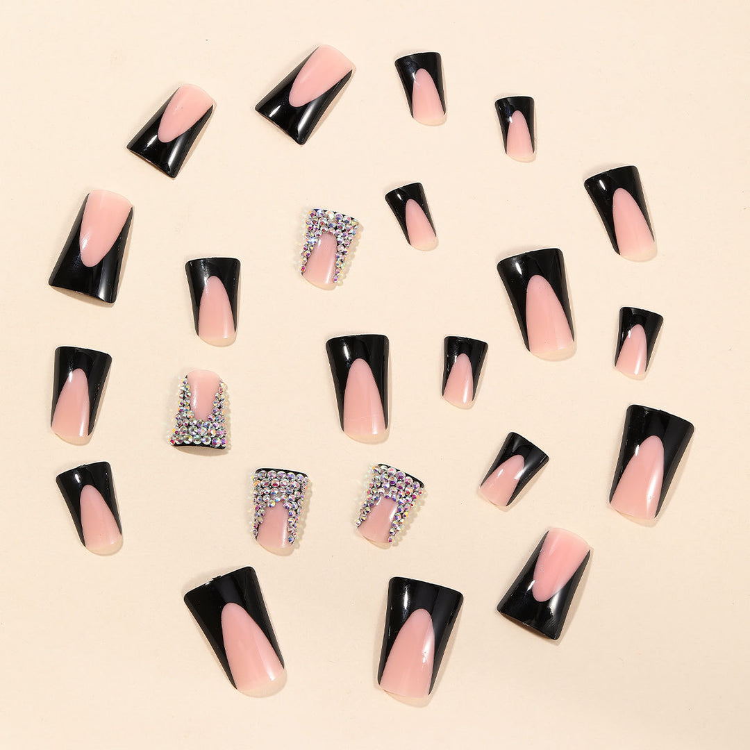 Glamouröse mit Schmucksteinakzenten verzierte Nagelverlängerungen Karnz