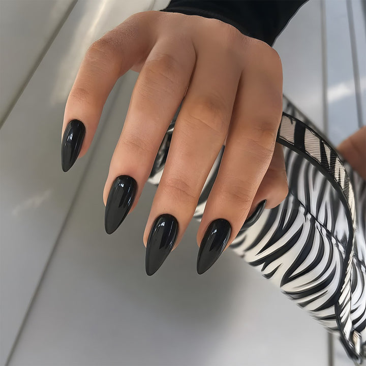Kreatives Kunstnagelset mit Leopardenmuster und Glitzerakzenten Karnz