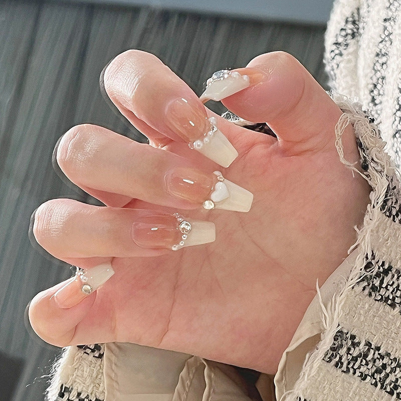 Kunstnagelset mit eleganten Blumen- und Glitzerverzierungen Karnz