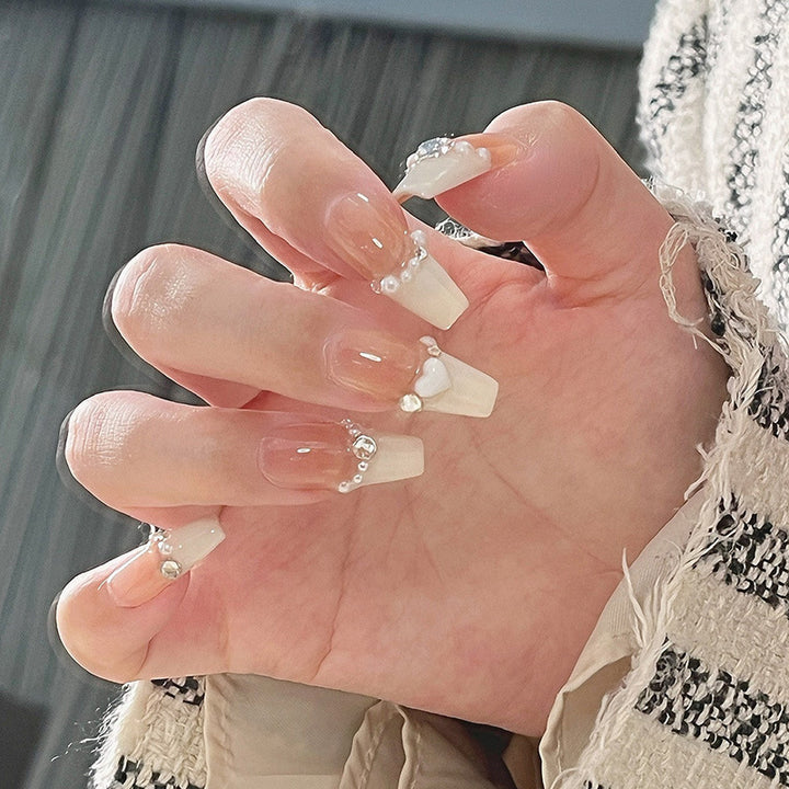 Kunstnagelset mit eleganten Blumen- und Glitzerverzierungen Karnz