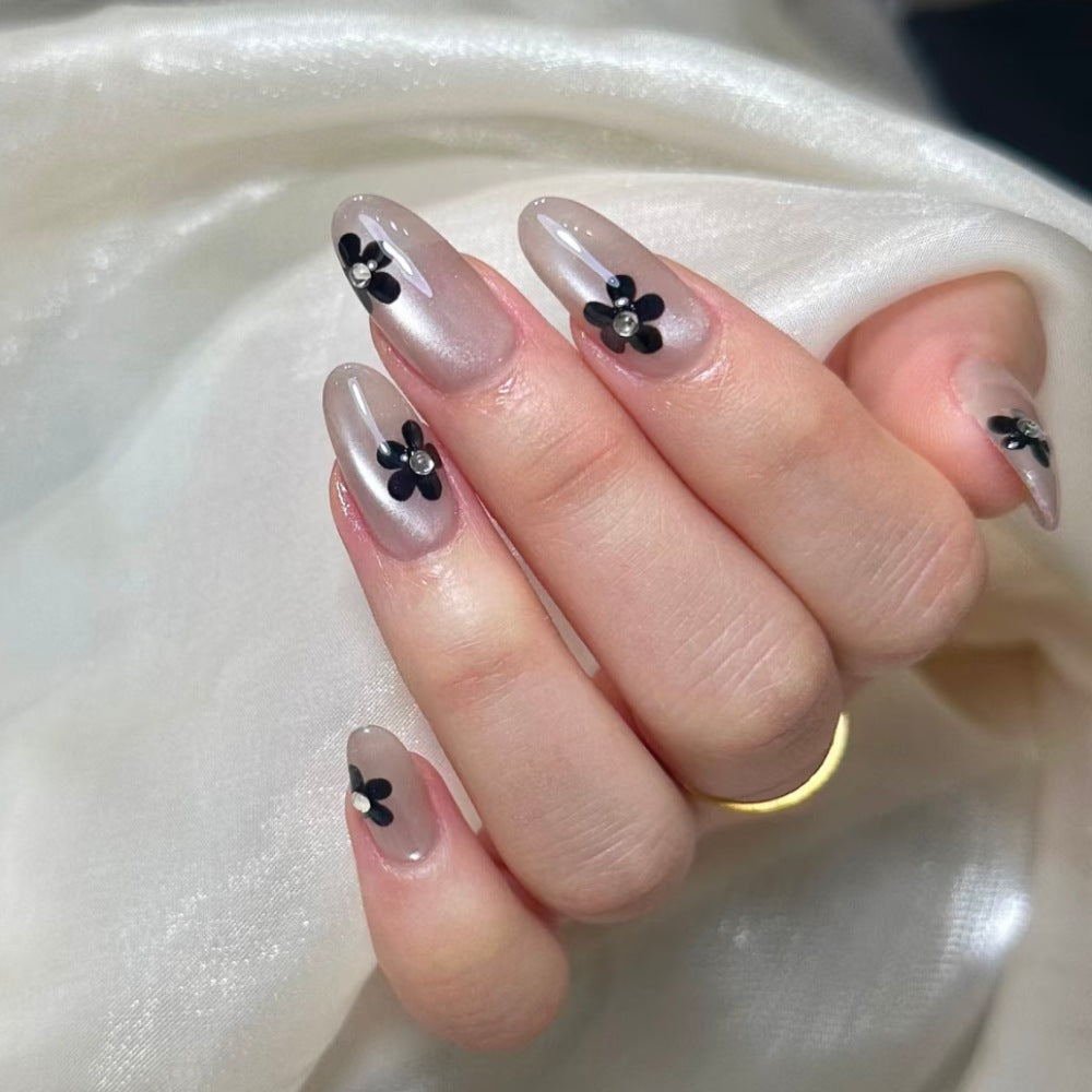 Blumeninspiriertes Press-On Nageldesign Karnz