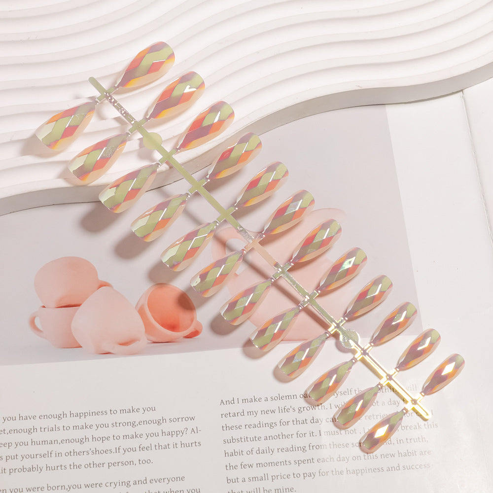 Künstlerisches Press-On-Nagel-Set mit geometrischem Design Karnz