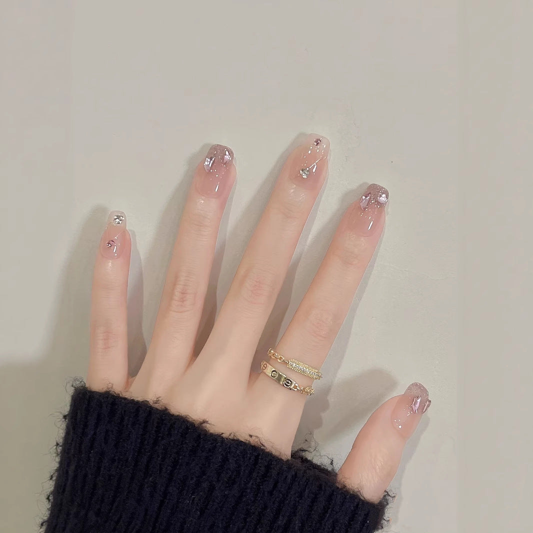 Elegantes Press-On Nagelkunst-Set mit Glitzer und dekorativen Edelsteinen