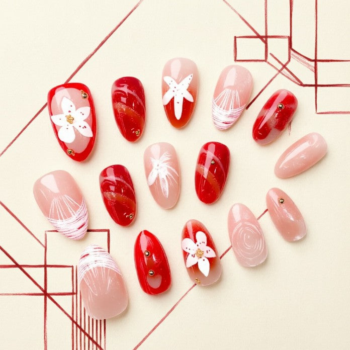 Kunstnägel mit Floralen Designs Karnz