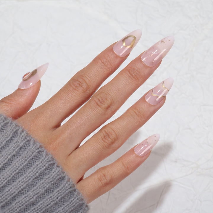 Elegantes Stiletto Druck-Nagelset mit goldenen Akzenten Karnz