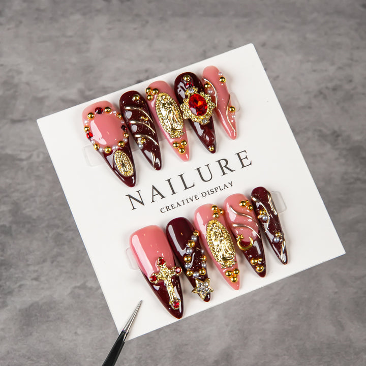 Künstlerisches Stiletto Press-On Nagelset mit Edelsteinakzenten