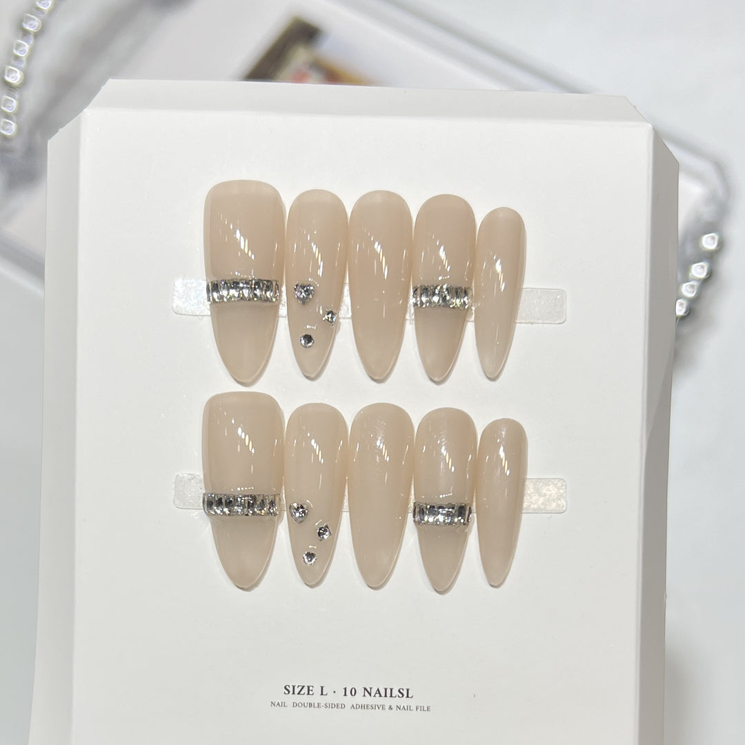 Glamouröse Stiletto Press-On Nägel mit Strassakzenten