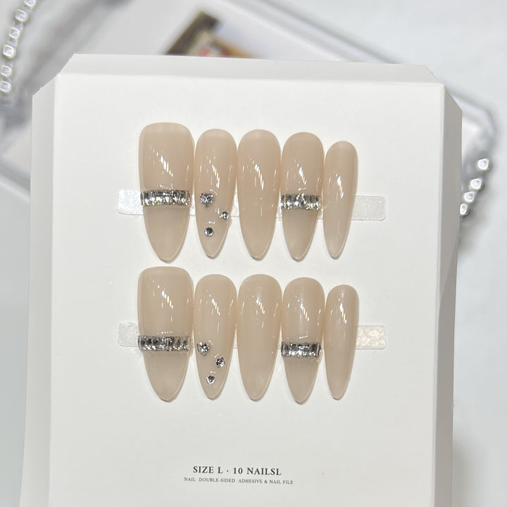 Glamouröse Stiletto Press-On Nägel mit Strassakzenten