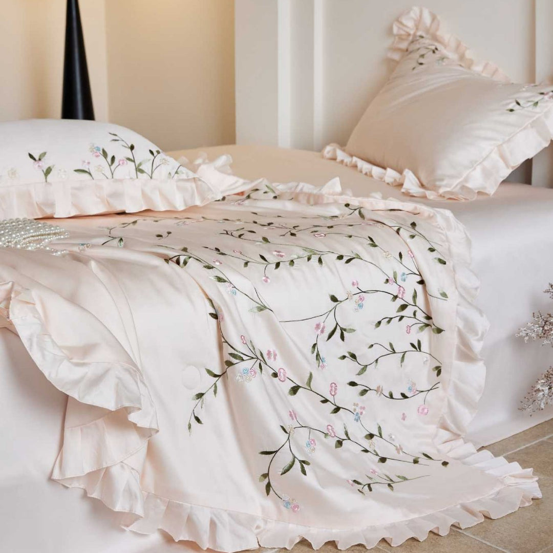 Exklusive Satin-Bettwäschegarnitur mit feiner Blumenstickerei und seidigem Finish