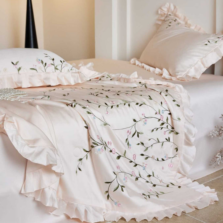 Exklusive Satin-Bettwäschegarnitur mit feiner Blumenstickerei und seidigem Finish