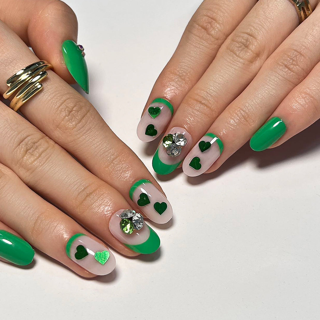 Kunstvolle Nagelverlängerungen mit liebenswerten Herzmotiven und Glitzerakzenten Karnz