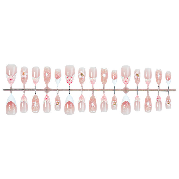 Kreatives Kunstnagelset mit floralen Akzenten und Glitzerverzierungen Karnz