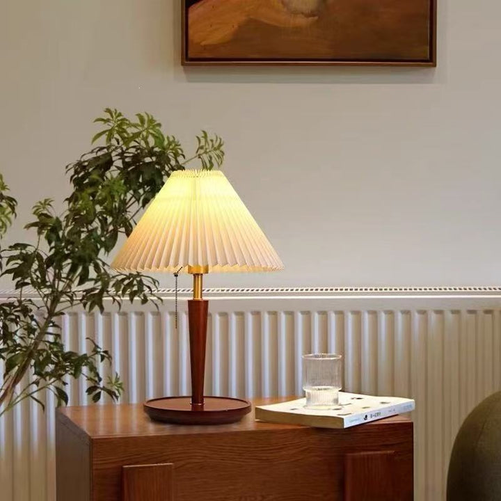 Elegante Tischlampe mit plissiertem Schirm