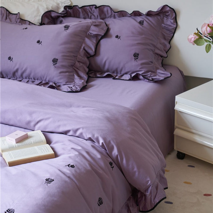 Bettgarnitur mit bestickten Rosen, Volant-Details und extra weichem Baumwollsatin