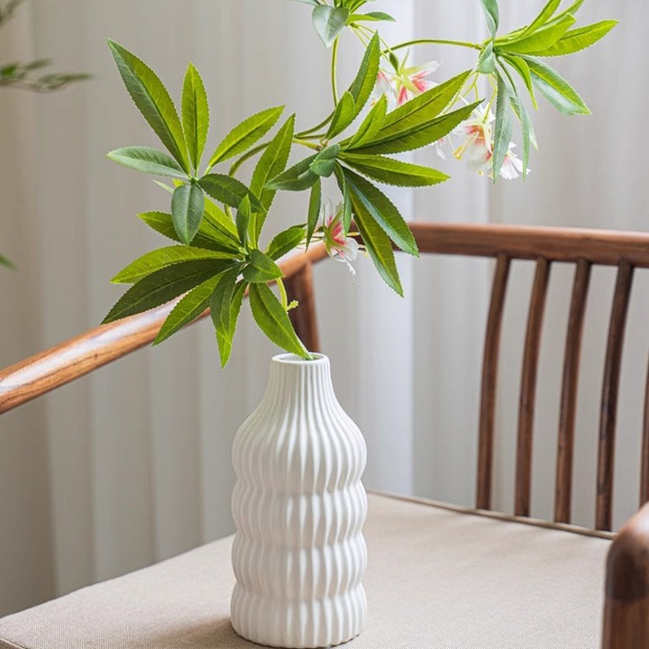 Stilvolle Keramikvase mit Wellenstruktur Karnz