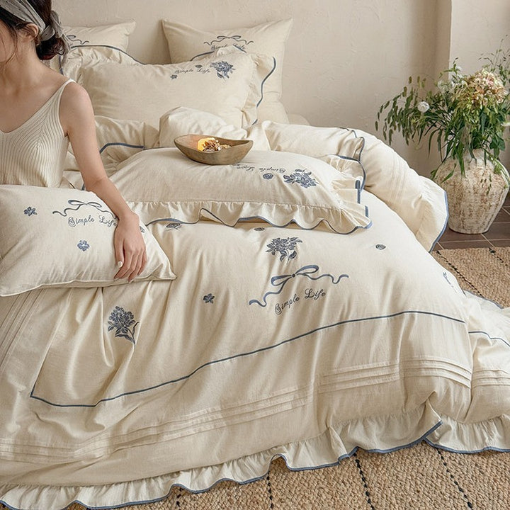 Baumwoll-Musselin Bettwäscheset mit zarter Blumenstickerei, Volant und atmungsaktivem Finish