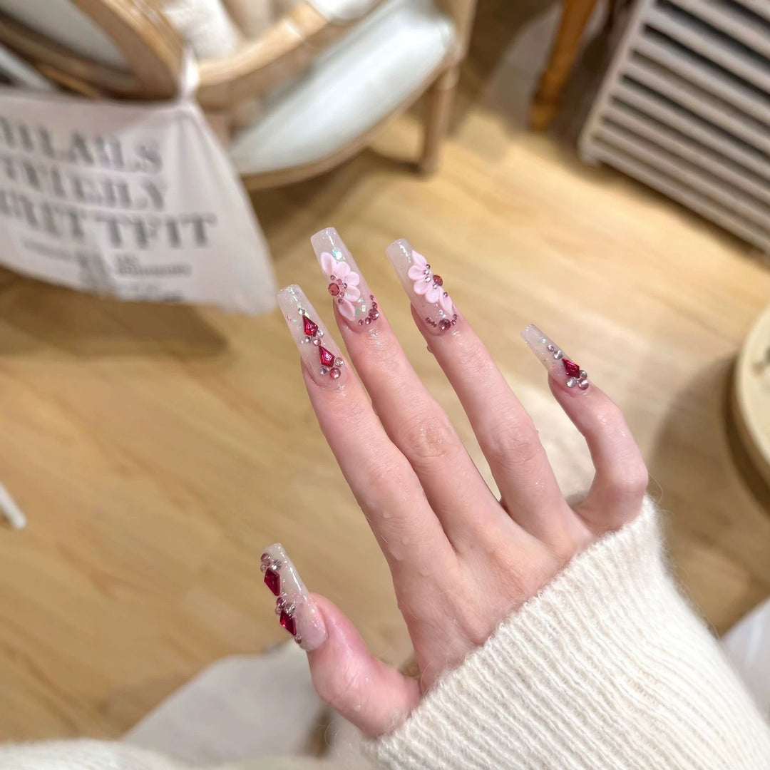 Blumenmotiv Press-On Nagelset mit Edelsteinakzenten Karnz