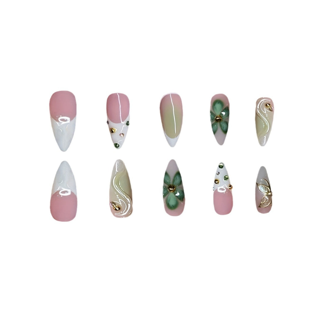 Künstlerisches Press-On Nageldesign mit floralen Elementen Karnz